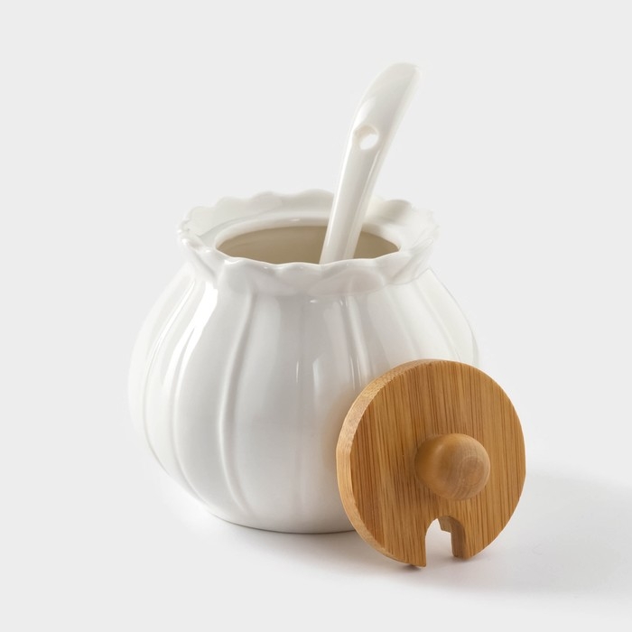 Набор фарфоровый сервировочный BellaTenero &laquo;Тюльпан&raquo;, 4 предмета: молочник 200 мл, сахарница с крышкой 170 мл, бамбуковая подставка, ложка, цвет белый