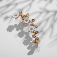 Серьга «Кафф» ромашки со стразами, цвет белый в золоте, L=5 см Серьга «Кафф» ромашки со стразами, цвет белый в золоте, L=5 см