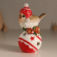 Сувенир полистоун свет "Птичка в шапке с помпонами на ёлочном шарике" 7,5х9,5х15 см Сувенир полистоун свет "Птичка в шапке с помпонами на ёлочном шарике" 7,5х9,5х15 см