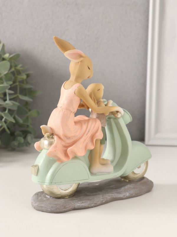 Сувенир полистоун "Зайки. Мама с сыном на мопеде" 16х6х17,5 см