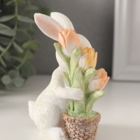 Сувенир полистоун "Белый кролик с тюльпанами в плетённом горшке" 8,5х5х10,5 см