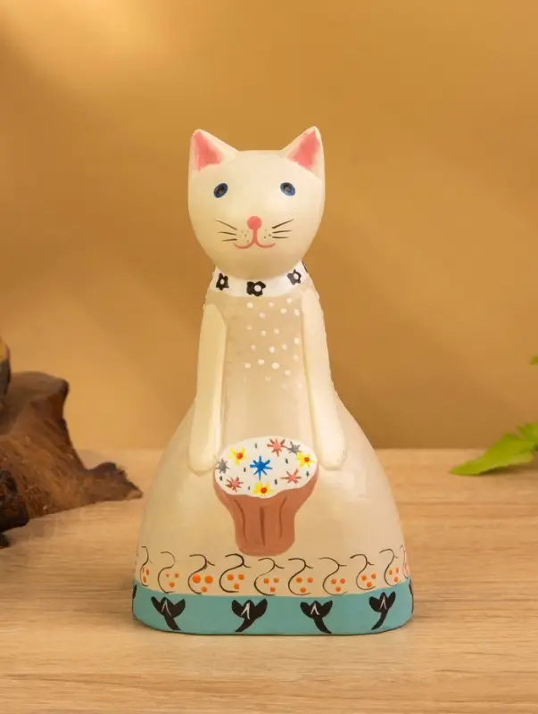 Сувенир дерево "Белая кошка в бежевом платье" 9х5х15,5 см