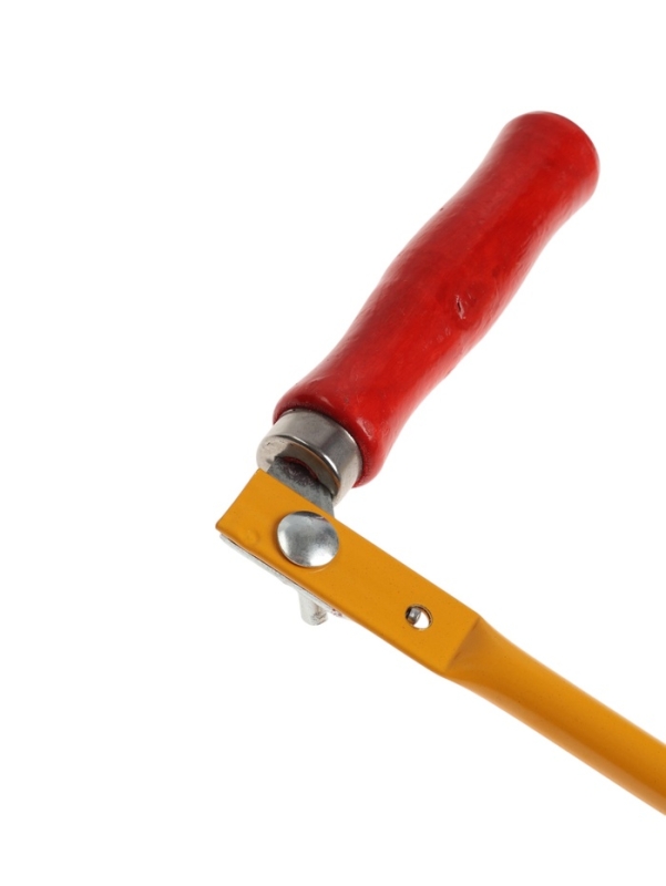 Лобзик ручной ТУНДРА, круглый профиль, деревянная рукоятка, пилки 130 мм, высота 260 мм