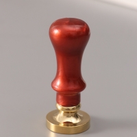 Печать для сургуча с пластиковой ручкой "Венок с буквой D" 2,5х2,5х6,3 см Печать для сургуча с пластиковой ручкой "Венок с буквой D" 2,5х2,5х6,3 см