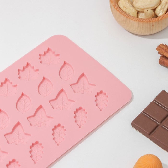 Форма для конфет и шоколада Доляна &laquo;Листики&raquo;, силикон, 21,2&times;11,5 см, 24 ячейки, цвет розовый