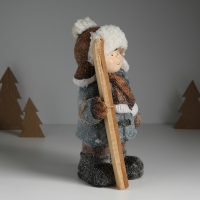 Сувенир керамика "Малыш в сером пальто и шапке ушанке, с лыжами" 13х9,5х23 см Сувенир керамика "Малыш в сером пальто и шапке ушанке, с лыжами" 13х9,5х23 см