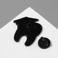 Значок &laquo;Зуб&raquo; в академической шапочке, цвет чёрно-белый в чёрном металле