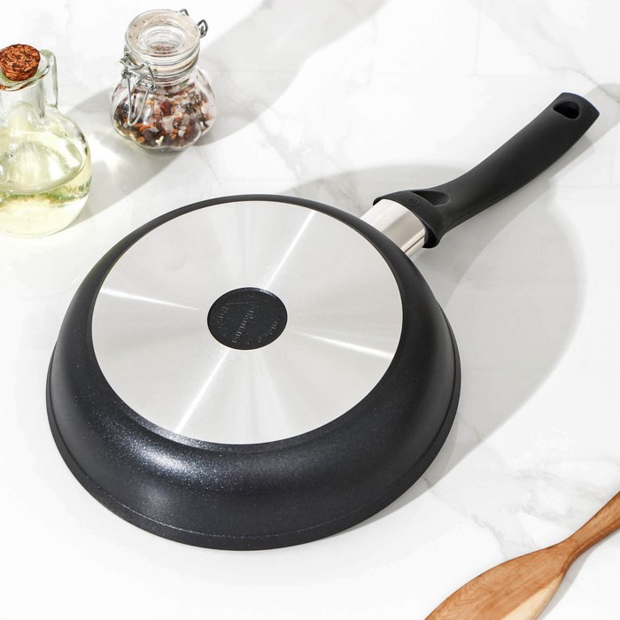 Сковорода &laquo;Традиция&raquo;, d=22 см, пластиковая ручка, стеклянная крышка, утолщённое дно, антипригарное покрытие, цвет чёрный