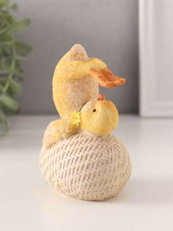 Сувенир полистоун "Цыплёнок на яйце - йога" 7,5х5,5х11 см