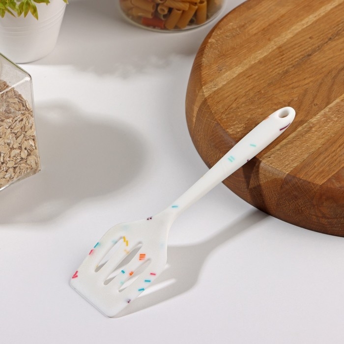 Лопатка с прорезями Доляна &laquo;Конфетти&raquo;, 20,5 см, цвет белый