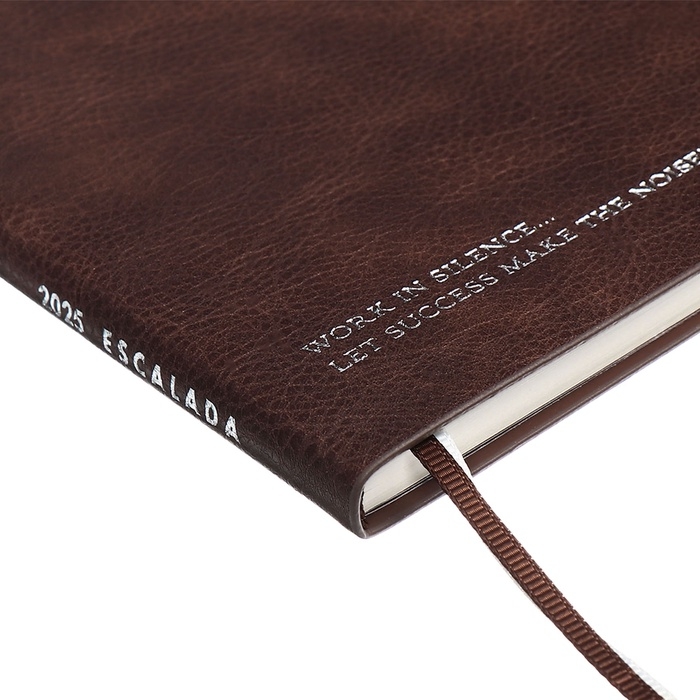 Еженедельник датир 2025г мягк обл иск кож А6+ 80л ESCALADA, тис ф, кр бл 70 г/м&sup2;, кор-ый