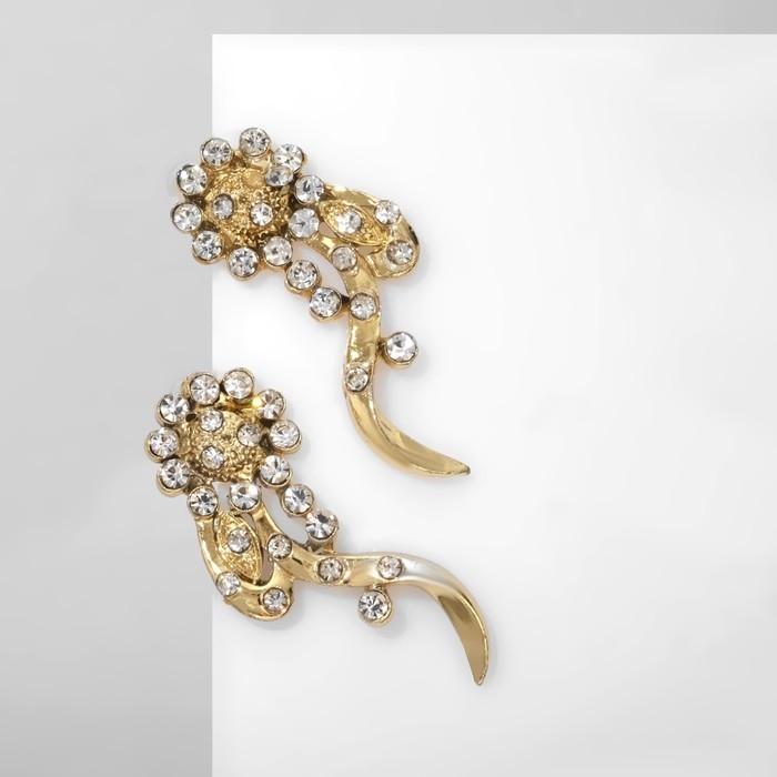 Серьги со стразами &laquo;Цветы&raquo; изгибы, цвет белый в золоте