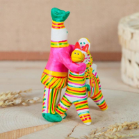 Филимоновская игрушка &laquo;Папа учит сына&raquo;