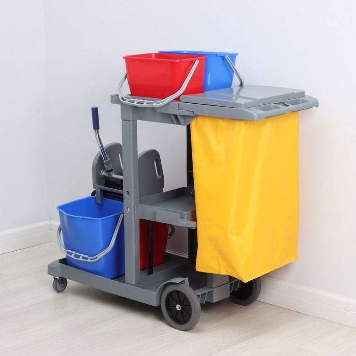 Многофункциональная тележка для клининга с вёдрами, отжимом и лотками, цвет серый Многофункциональная тележка для клининга с вёдрами, отжимом и лотками, цвет серый