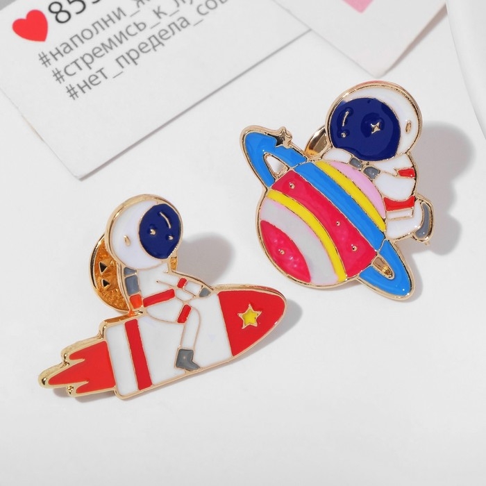 Набор значков (2 шт.) &laquo;Космонавты&raquo;, цветной в золоте