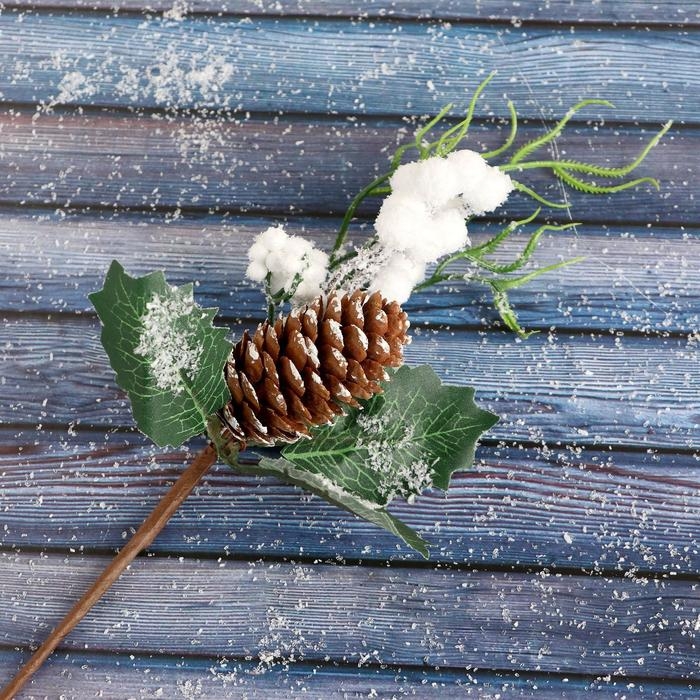 Новогодняя ветка декоративная &laquo;Зимнее волшебство. Очарование&raquo;, пластик, шишка, ягоды в снегу, 25 см