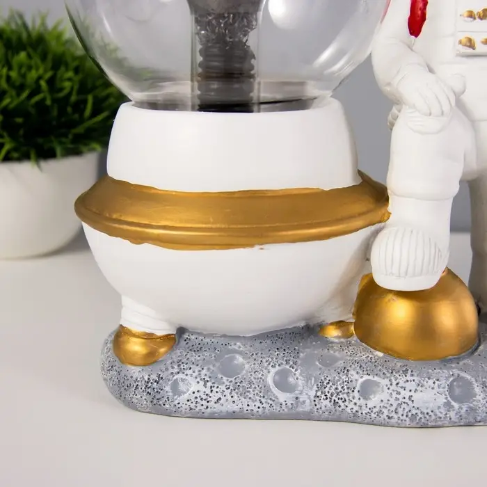 Плазменный шар "Космонавт" белый 14х10х19 см RISALUX