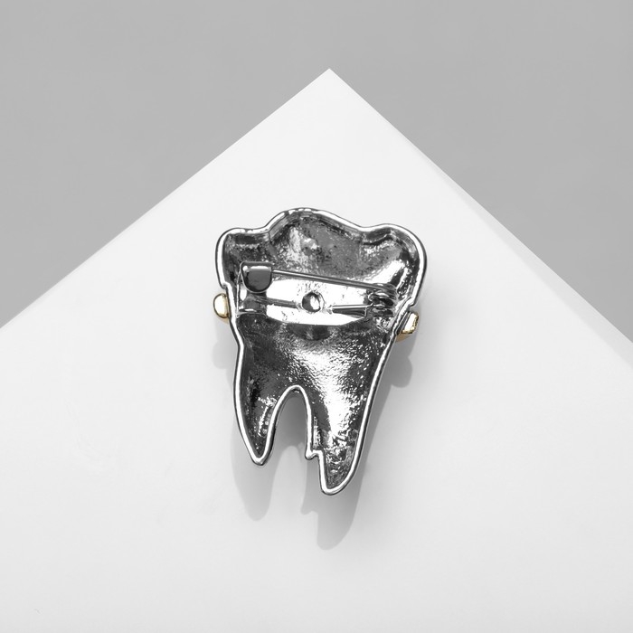 Брошь «Зуб» с брекетами, цвет серебристо-золотой Брошь «Зуб» с брекетами, цвет серебристо-золотой