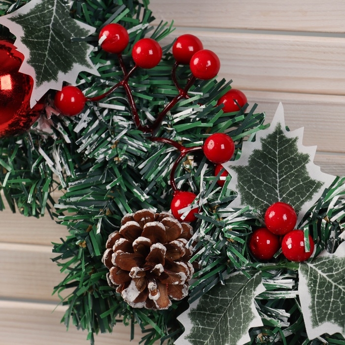 Венок новогодний d-40 см "Лесной фестиваль" ягоды листья шары шишки