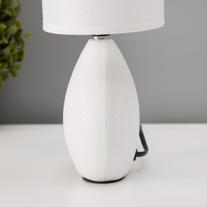 Настольная лампа с абажуром RISALUX «Фиесс», Е14, 40 Вт, белый, 13×13×27 см Настольная лампа с абажуром RISALUX «Фиесс», Е14, 40 Вт, белый, 13×13×27 см