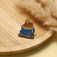 Значок &laquo;Капибара&raquo; капучино, оранжево-синий в чёрном металле