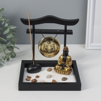 Сад Дзен "Будда в золотом у гонга" песок+камни+аромапалочка 13,2х15х15,3 см Сад Дзен "Будда в золотом у гонга" песок+камни+аромапалочка 13,2х15х15,3 см