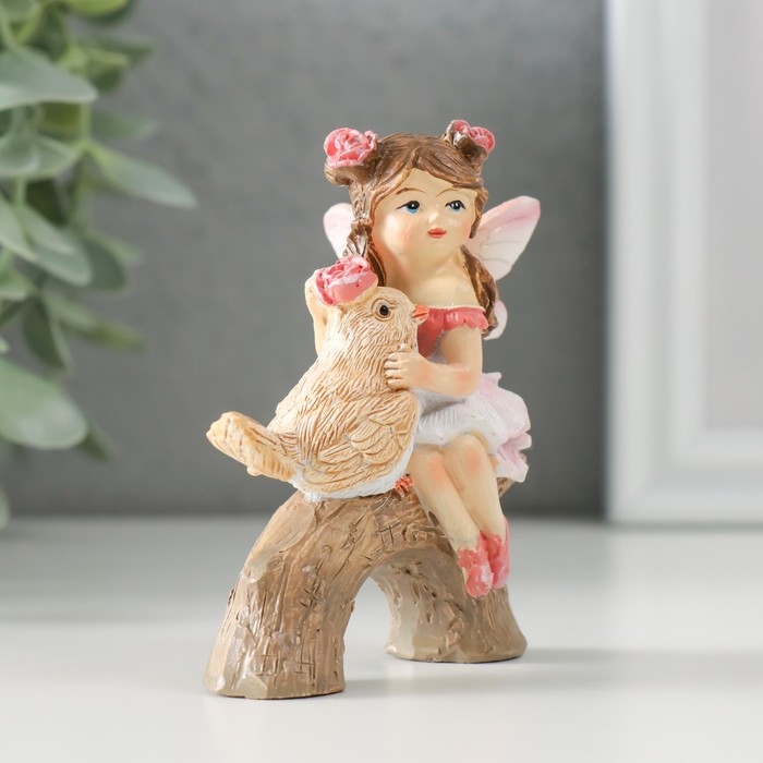 Сувенир полистоун "Малышка-бабочка в розовом платье с воробышком, сидят на бревне" 7х4х8 см   983799