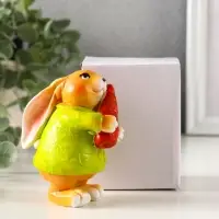 Сувенир полистоун "Зайчик с морковью, в зелёном пальто" 7х4,5х9 см