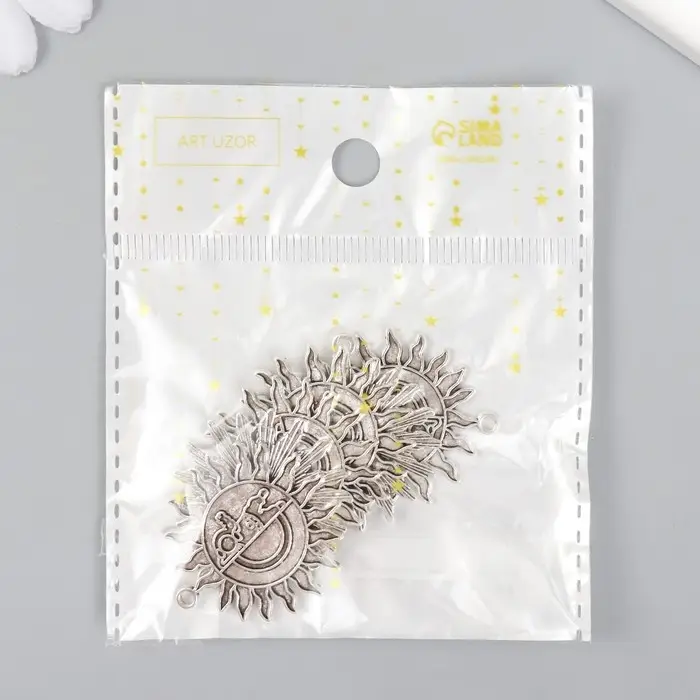 Металлический элемент, декоративная подвеска &laquo;Арт Узор. Солнце и космонавт&raquo;, серебро, 3&times;3.3 см