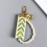 Брелок на карабине "Жемчужная нить, с ремешком и ракушкой" 12х9х1 см