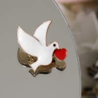 Брошь &laquo;Голуби&raquo; с сердечками, цвет бело-красный в золоте (неделимая фасовка 12 шт., цена за шт.)