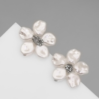 Серьги с жемчугом &laquo;Эксклюзив&raquo; цветок, цвет серебро