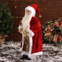 Дед Мороз "В колпачке, подарком и ягодами" 46 см, красный Дед Мороз "В колпачке, подарком и ягодами" 46 см, красный