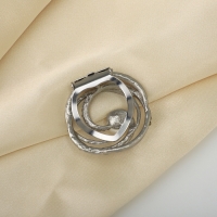 Зажим для платка &laquo;Жемчужный завиток&raquo;, цвет белый в матовом серебре