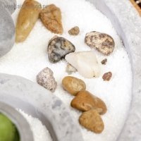 Сад камней Дзен "Будда в саду" серый, песок белый + свеча + камни 13х19х19 см Сад камней Дзен "Будда в саду" серый, песок белый + свеча + камни 13х19х19 см