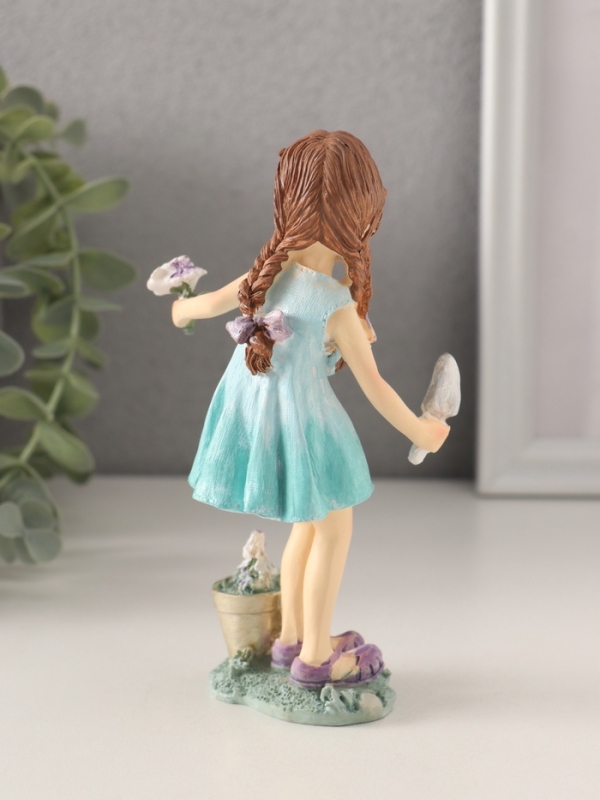 Сувенир полистоун "Девочка в бирюзовом платье, садит цветочки" 8х5,5х14,5 см