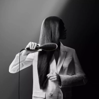 Расческа-выпрямитель Karl Lagerfeld CF582LF0, черная