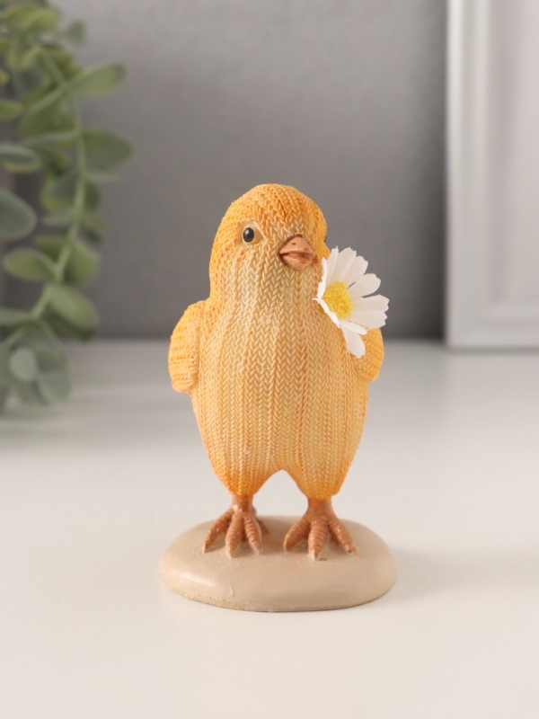 Сувенир полистоун "Вязаный цыплёнок с ромашкой в клюве" 5,5х5,5х10 см