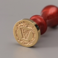 Печать для сургуча с пластиковой ручкой "Венок с буквой W" 2,5х2,5х6,3 см Печать для сургуча с пластиковой ручкой "Венок с буквой W" 2,5х2,5х6,3 см