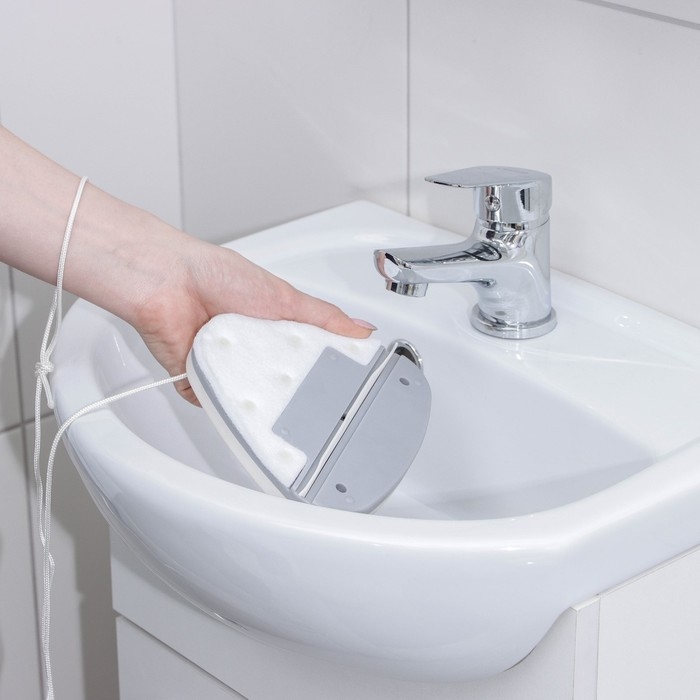 Магнитная щетка для мытья окон с двух сторон Raccoon &laquo;Модерн&raquo;, треугольная, на стекло 3-10 мм