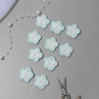 Вязаные элементы &laquo;Цветочки&raquo;, 2,8 &times; 2,8 см, 10 шт, цвет зелёный/белый