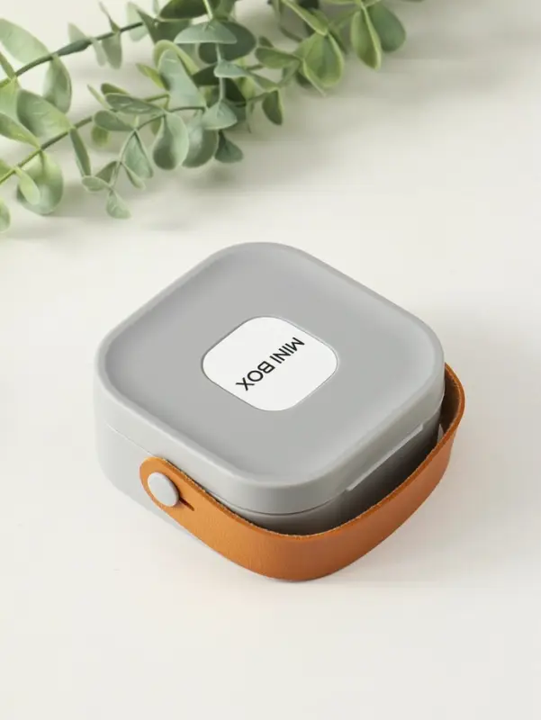 Шкатулка пластик для украшений с зеркалом, с ручкой 3 ячейки, 3 полосы, серый 9х9х3,8 см