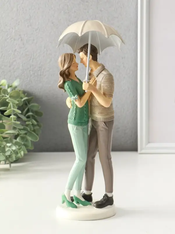 Сувенир полистоун "Влюблённые в вязанных джемперах, под зонтом" 8,5х9,5х25,5 см