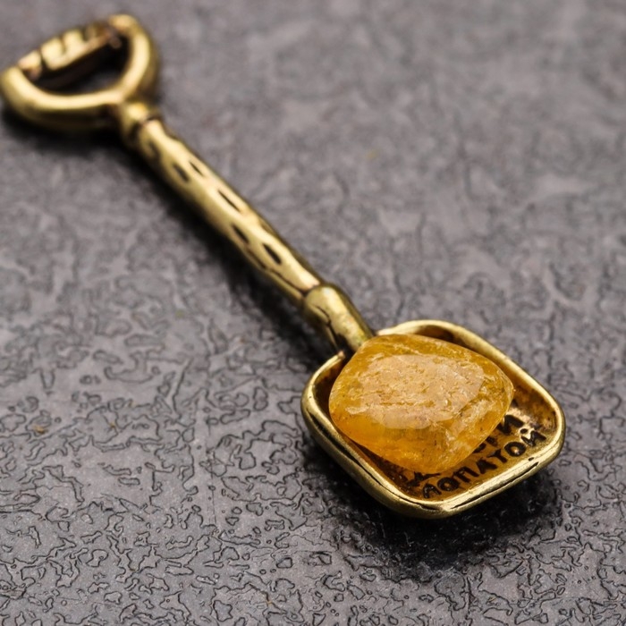 Сувенир кошельковый "Лопата", латунь, янтарь