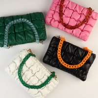 Цепочка для сумки, пластиковая, с карабинами, 23 &times; 17 мм, 68 см, цвет малахитовый/золотой