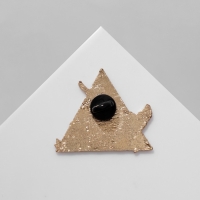 Значок &laquo;Япония&raquo; девушка с птицей, цветной в золоте