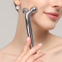 Массажёр для лица и зоны декольте, 2 шара, 14,3 &times; 4,5 см, цвет серебристый