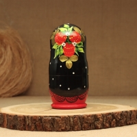 Матрёшка &laquo;Земляничка&raquo;, чёрный платок, 5 кукольная, 18 см