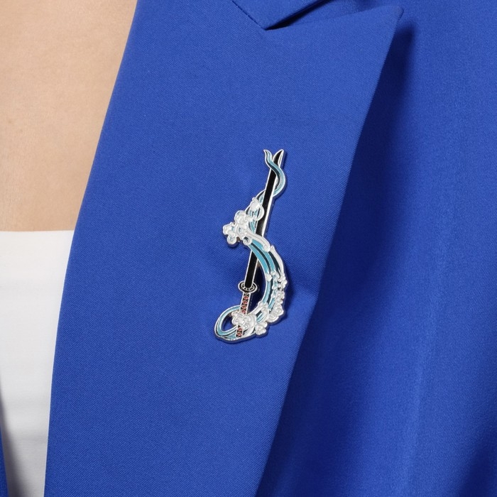 Значок &laquo;Катана&raquo; вода, цветной в серебре