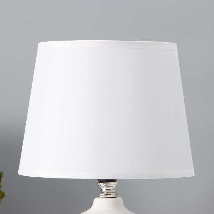 Настольная лампа с абажуром RISALUX &laquo;Брон&raquo;, Е14, 40 Вт, бело-золотой, 18&times;18&times;27 см